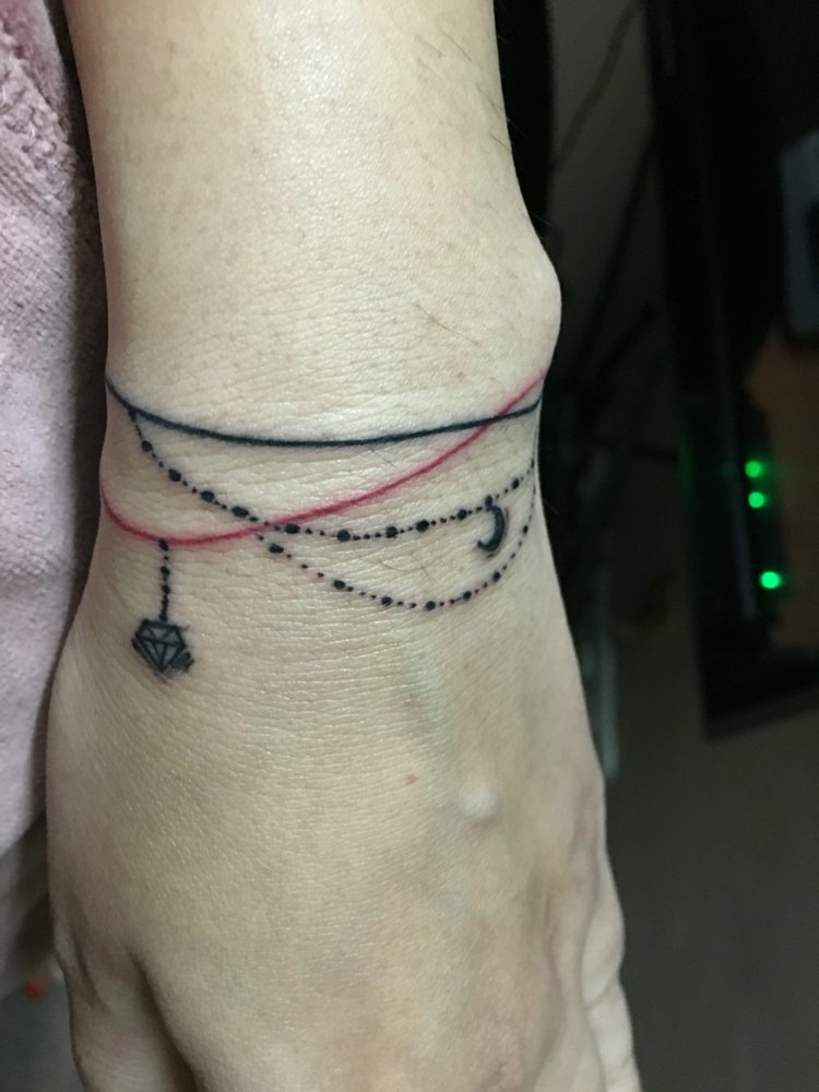 armband tatuering kvinna diskret färgad charmkedja diamant