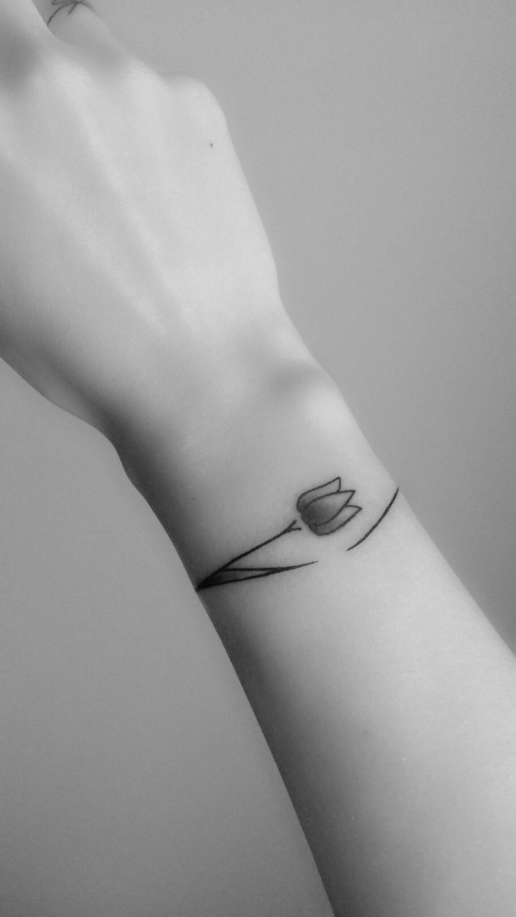 minimalistisk armbandstatuering för kvinnor elegant tulpan