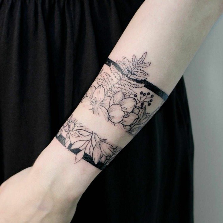armband tatuering underarm design negativa utrymme blommor linjer