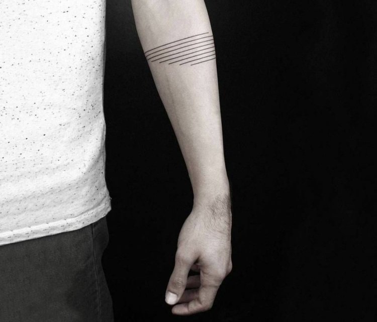armband tatuering man linjer minimalistisk underarm