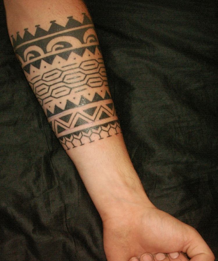 brett armband tatuering man symboler geometriska figurer slående