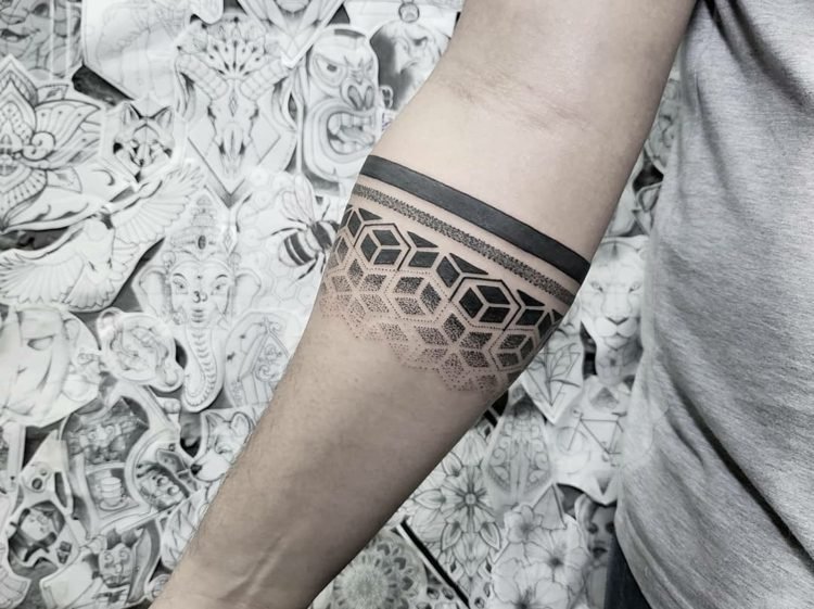 underarm armband tatuering män geometriska figurer