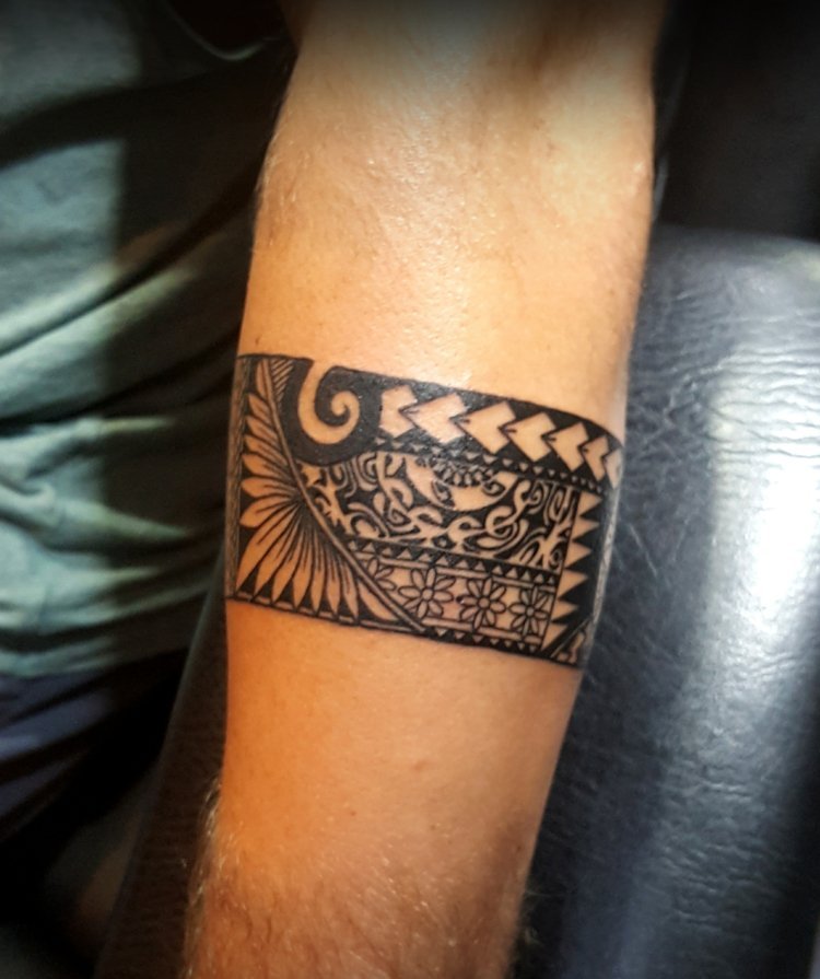 polynesiskt armband tatuering design man underarm
