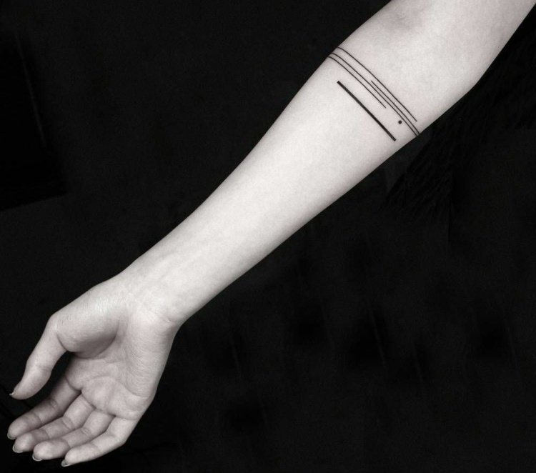 armband tatuering kvinna underarm linjer minimalistisk