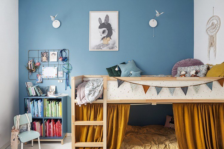 Barnrumsidé med blå vägg Ikea spjälsäng med gardin