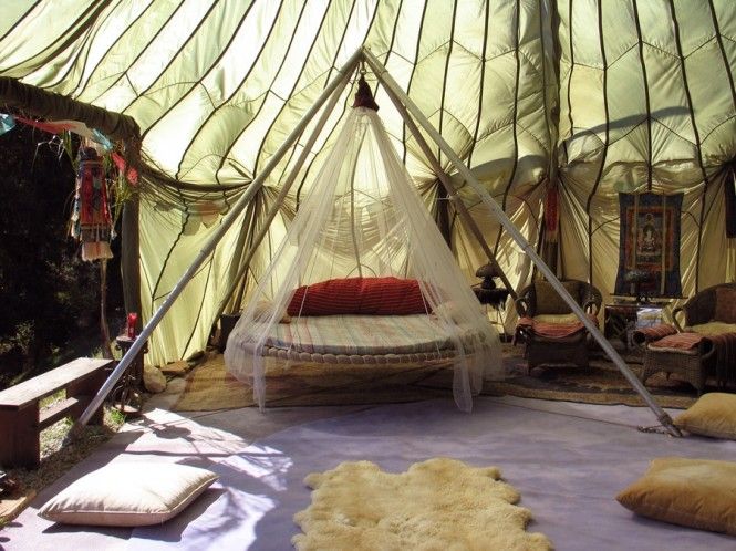 den vackra hängande sängen i tältet