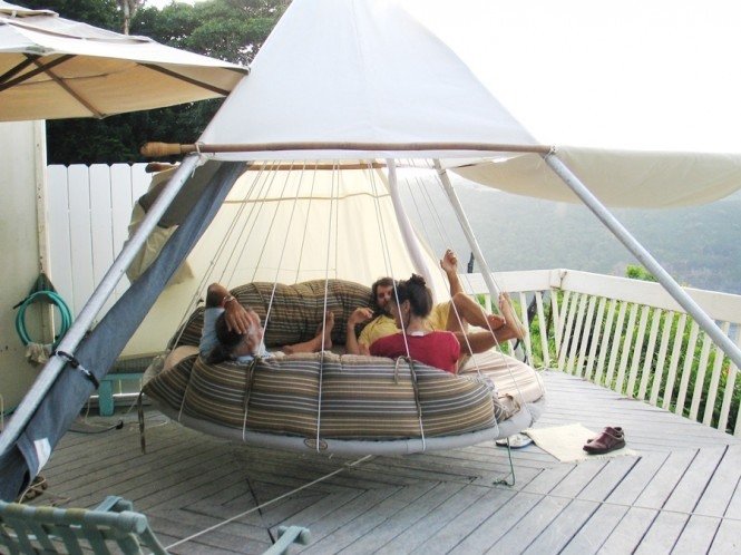 vacker hängande säng perfekt för utomhusbruk
