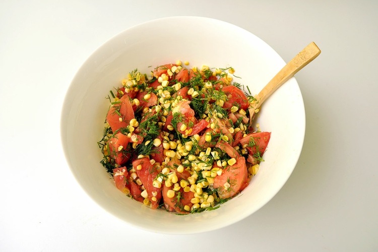 veganskt recept på sallad med majonnässked majstomatdill