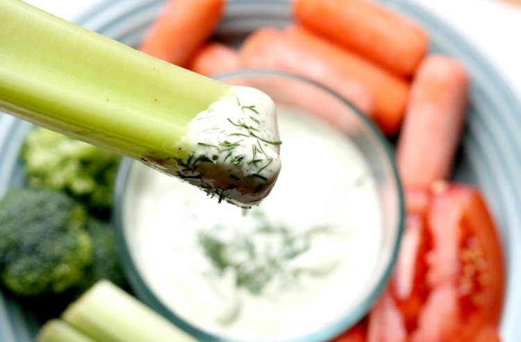 Doppa till grönsaker gör-det-själv-yoghurt-dill