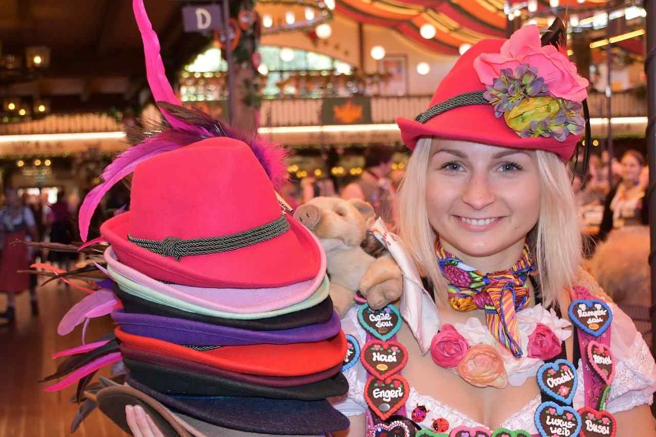 Oktoberfest -frisyridéer för damhatt kombinerar stylingtips