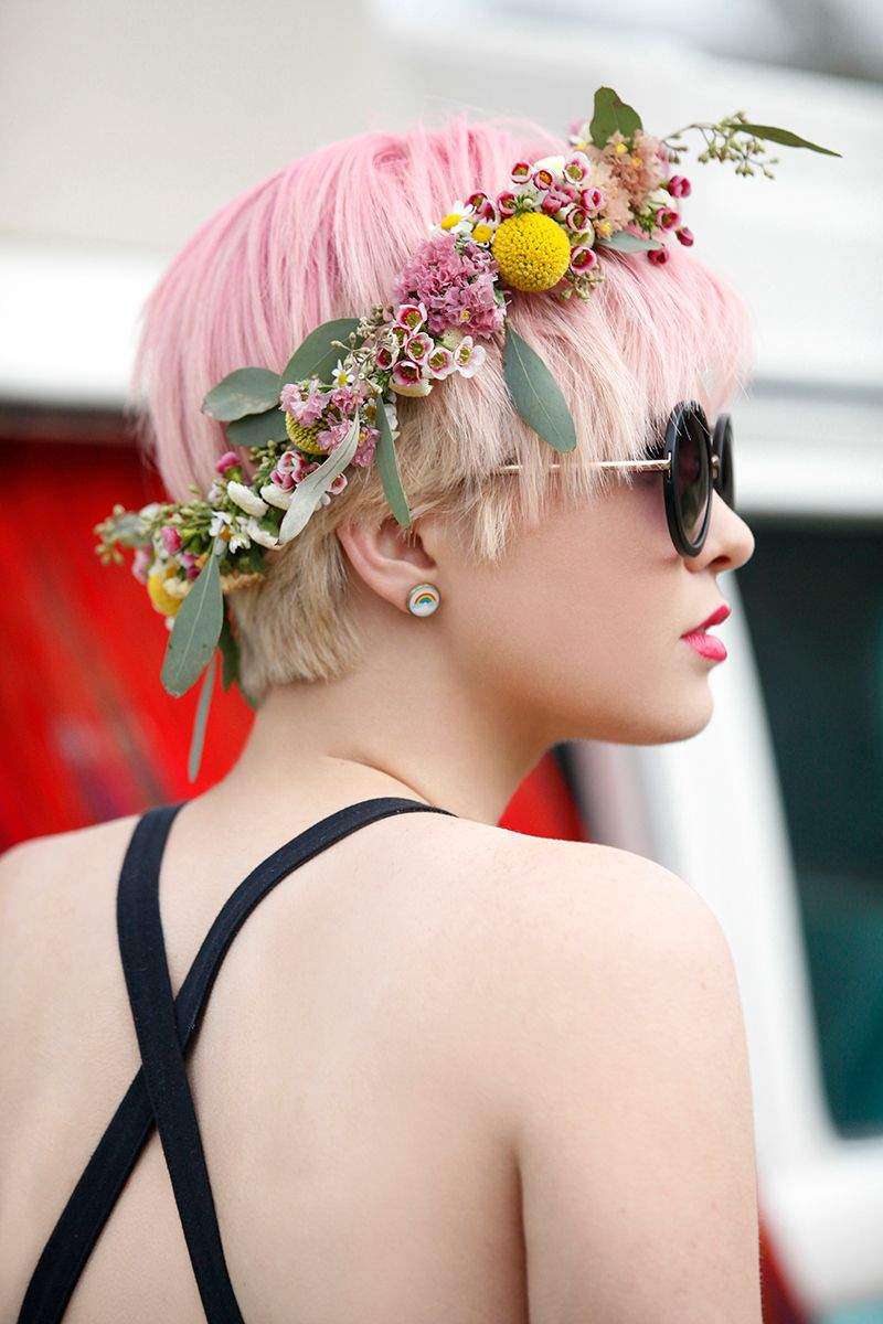 Dirndl frisyrer för kort hår blomma krans pastell rosa hårfärg hår trender 2019