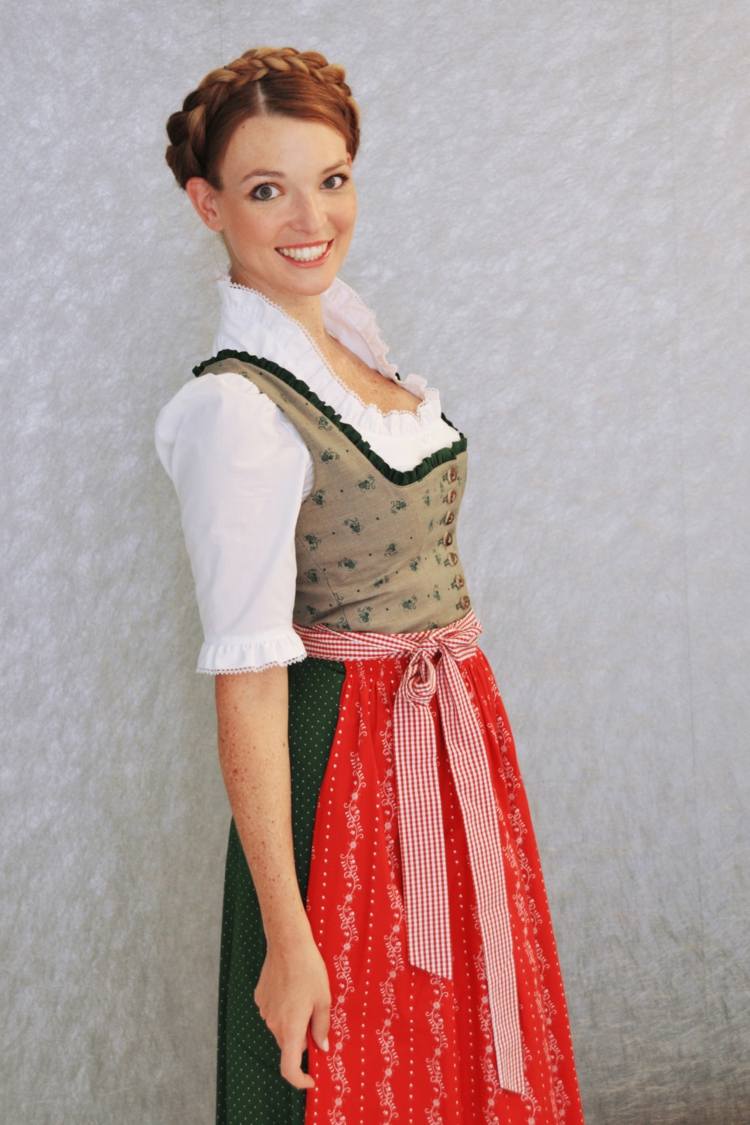 dirndl frisyrer flätad krans rött hår förkläde blus vit