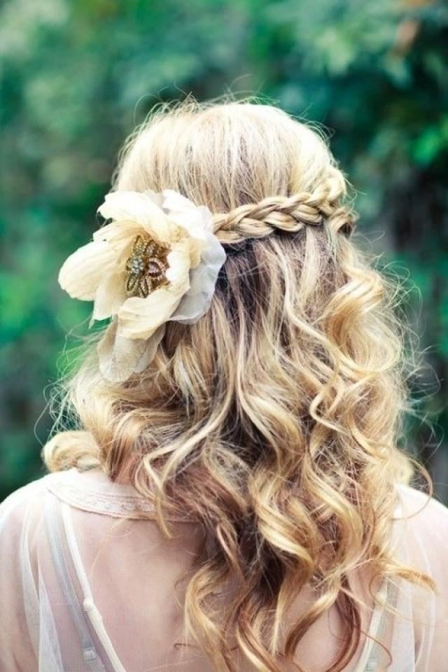 dirndl-frisyrer-oktoberfest-öppna-hår-lockar-blommiga dekorationer