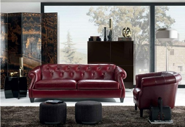 röd soffa divani
