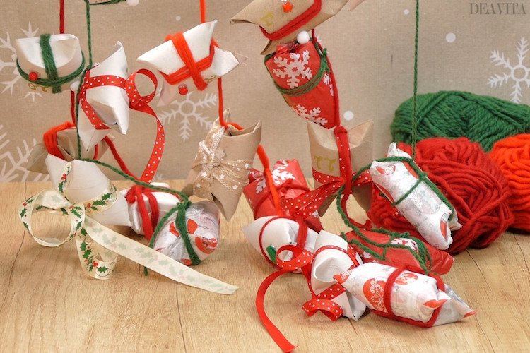 DIY adventskalender gjord av toalettrullar, toalettpappersrullar, hängande färgglad tejp