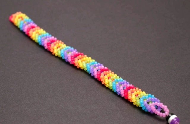 DIY armband rocailles pärlor färgglada själv
