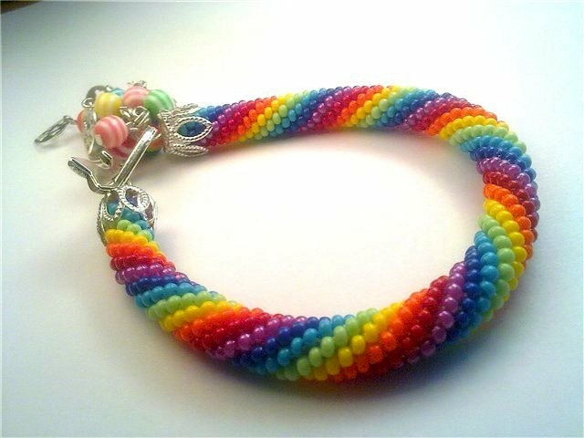 Gör armband twist regnbågens färger variant själv
