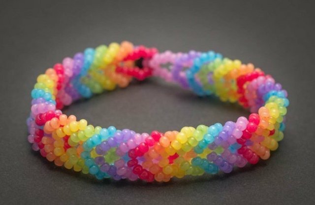 diy armband regnbågens färger rocailles pärlor smycken