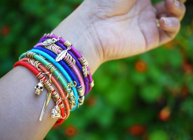 DIY -armband gör färgglada hängen