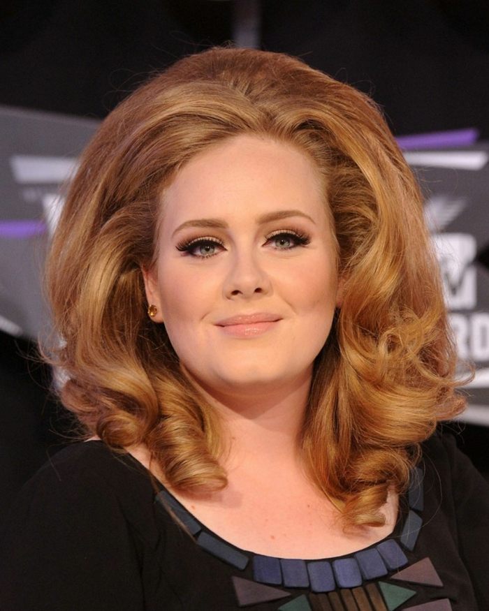 Smink-mascara-Adele-frisyr-med-volym