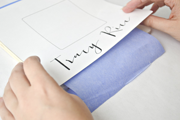 DIY-bildram-instruktioner-lägg ett-ark-grafit-papper-inuti