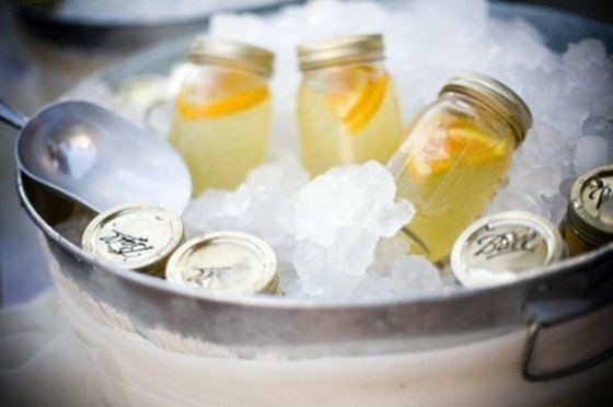 Fruktvin spritzer-i-mason burkar-med-citron