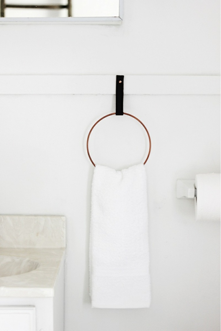 DIY-dekoration-handdukshållare-ring-metall-läder-remmar-badrum-design