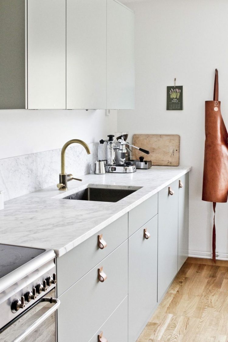 DIY-dekoration-kök-skåp-läder-handtag-gör-själv-lätt-marmor-bänkskiva