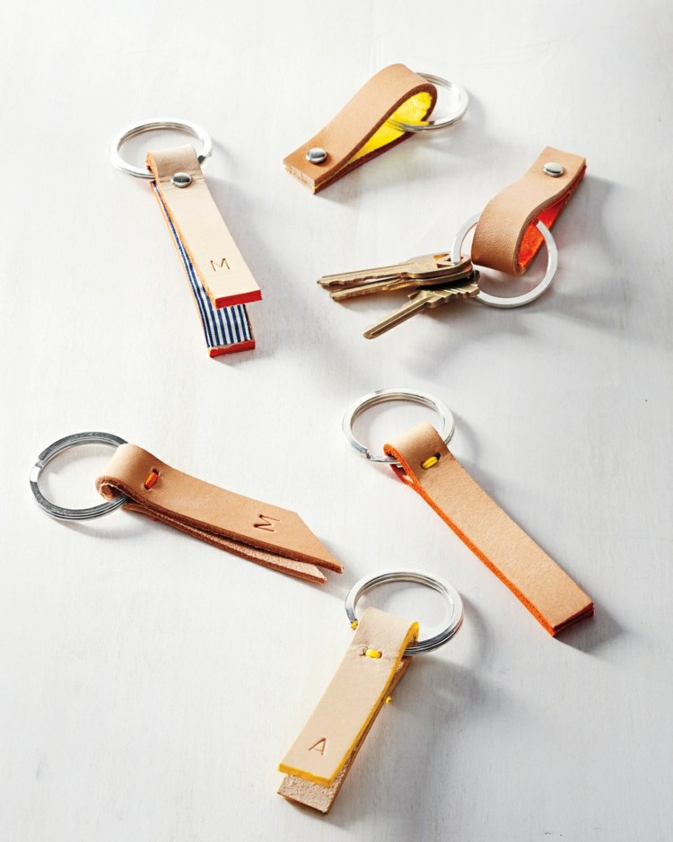DIY-dekoration-nyckelring-läder-färgrik-nyckelring-present-idé