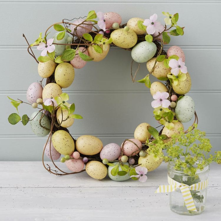 diy-dekoration-påsk-vår-krans-pastellfärgade-ägg-grenar
