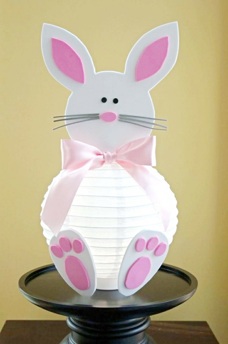 DIY dekoration för påskhantverk idé-påskhare-lykta-filt-vit-rosa-band