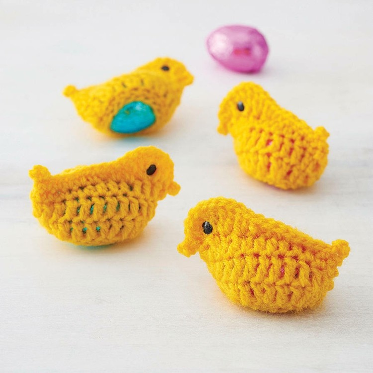 DIY-dekoration-påsk-virkade-gula-kycklingar-choklad-ägg-smycken
