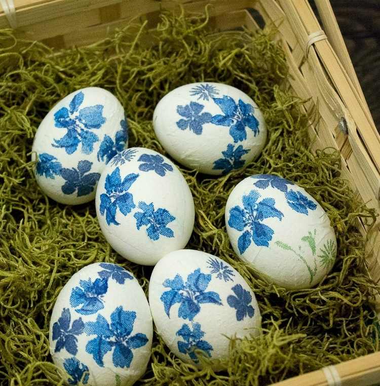 DIY dekoration för påsk decoupage-idé-blå-blommor-påsk-ägg-design-mossa