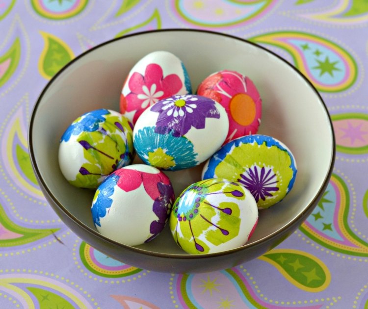 DIY-dekoration-för-påsk-färgglada-påsk-ägg-decoupage-papper-servett-blommor
