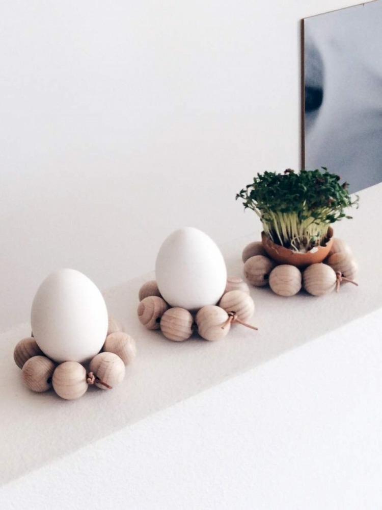DIY-dekoration-påsk-trä-bollar-idé-ägg-vit-krasse-växter