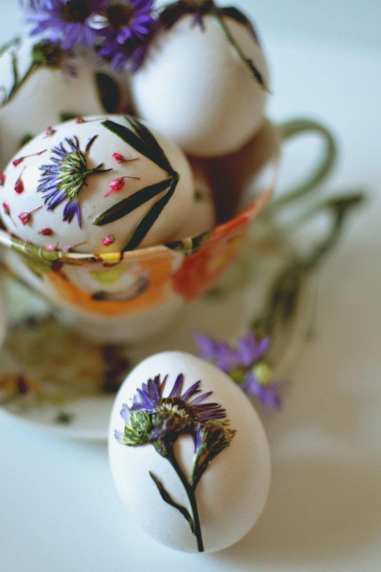 diy-dekoration-påsk-blommor-lila-påsk-ägg-lim-vår