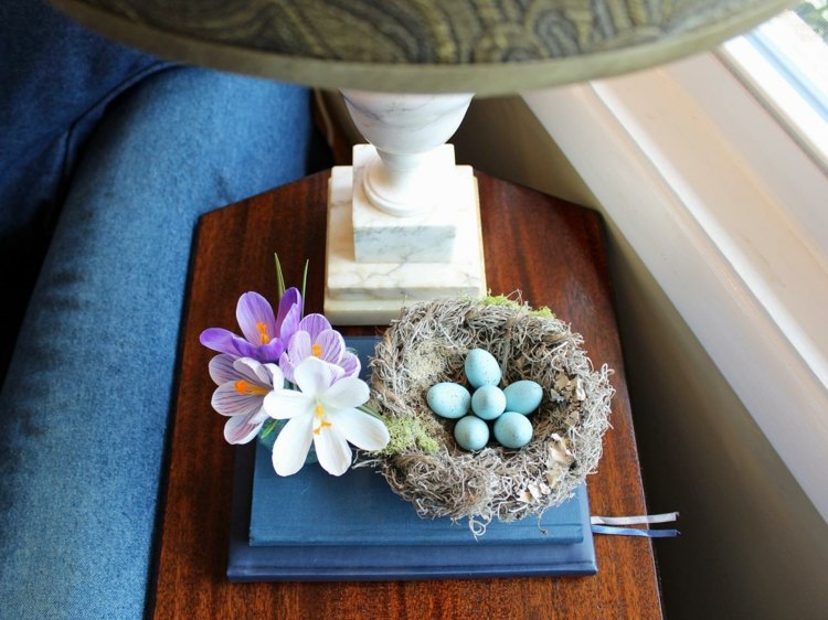 DIY-dekoration-påsk-bo-blå-ägg-krokusar-bukett-vackra