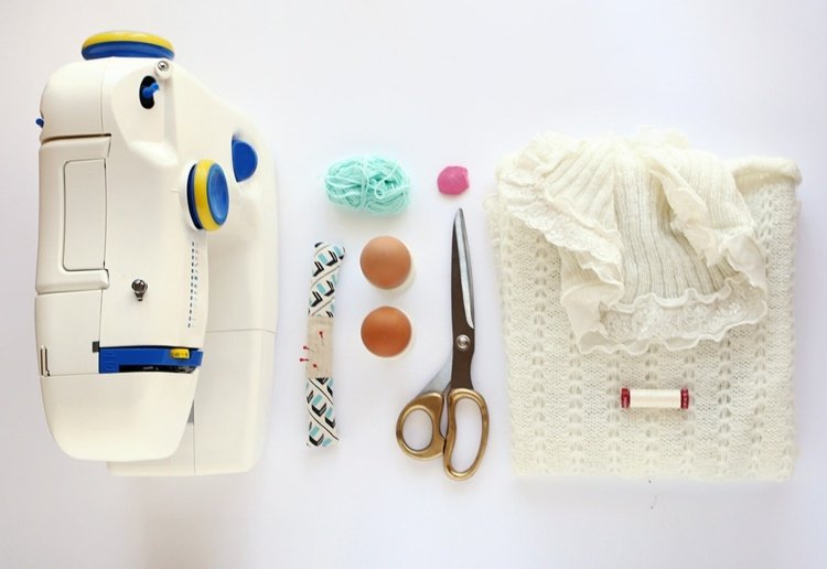 DIY-äggvärmare-påsk-material-symaskin-ägg-sax-tröja-ulltråd