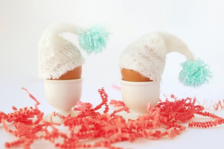 diy-ägg varmare-påskhatt-idé-vit-ljusblå-bobble-papper-kransar