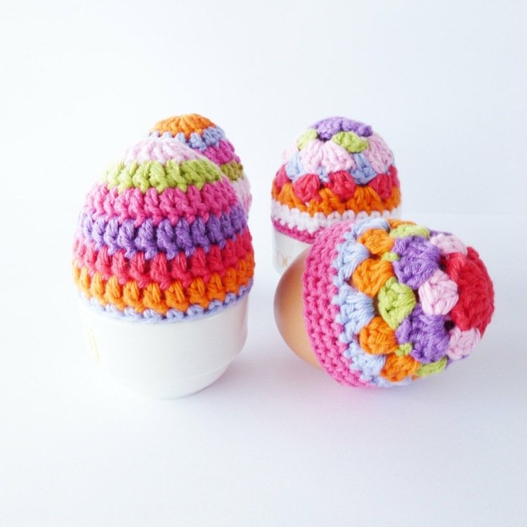 DIY äggvärmare för påsk färgglada-mini-hatt-virkade-tyg-ull
