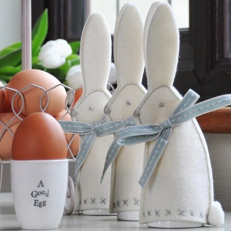 diy-ägg varmare-påsk-vit-kanin-fleece-rosett-ljusblå