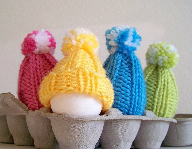 diy-ägg varmare-påsk-bord-dekoration-gul-hatt-blå-grön-röd-pomponger