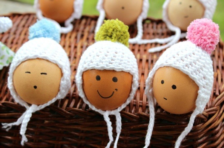 diy-ägg varmare-påsk-mini-hatt-idé-färgglada-bobbles-tinker-idé-ansikten-ägg