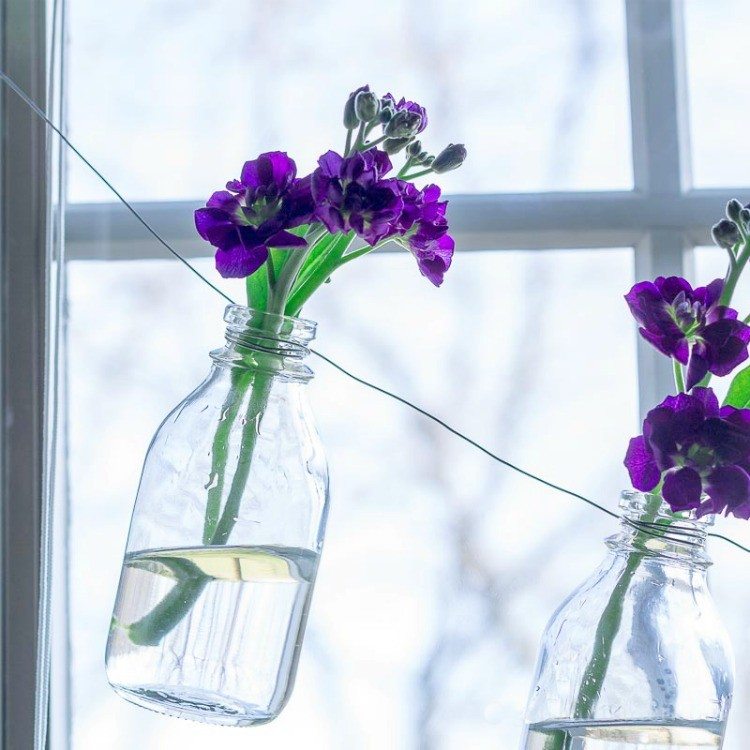 Gör en krans av flaskor som en hängande dekoration för fönstret