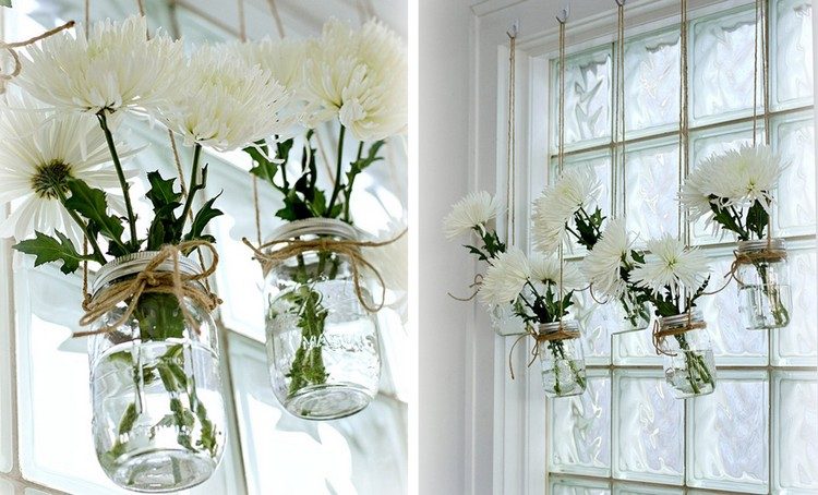 hängande blomvaser från murade burkar som ett vårdekorationsfönster
