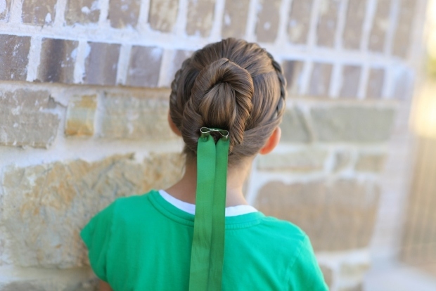 Updo-från-anna-is-drottningen-med-bulle-grön-band-rosett