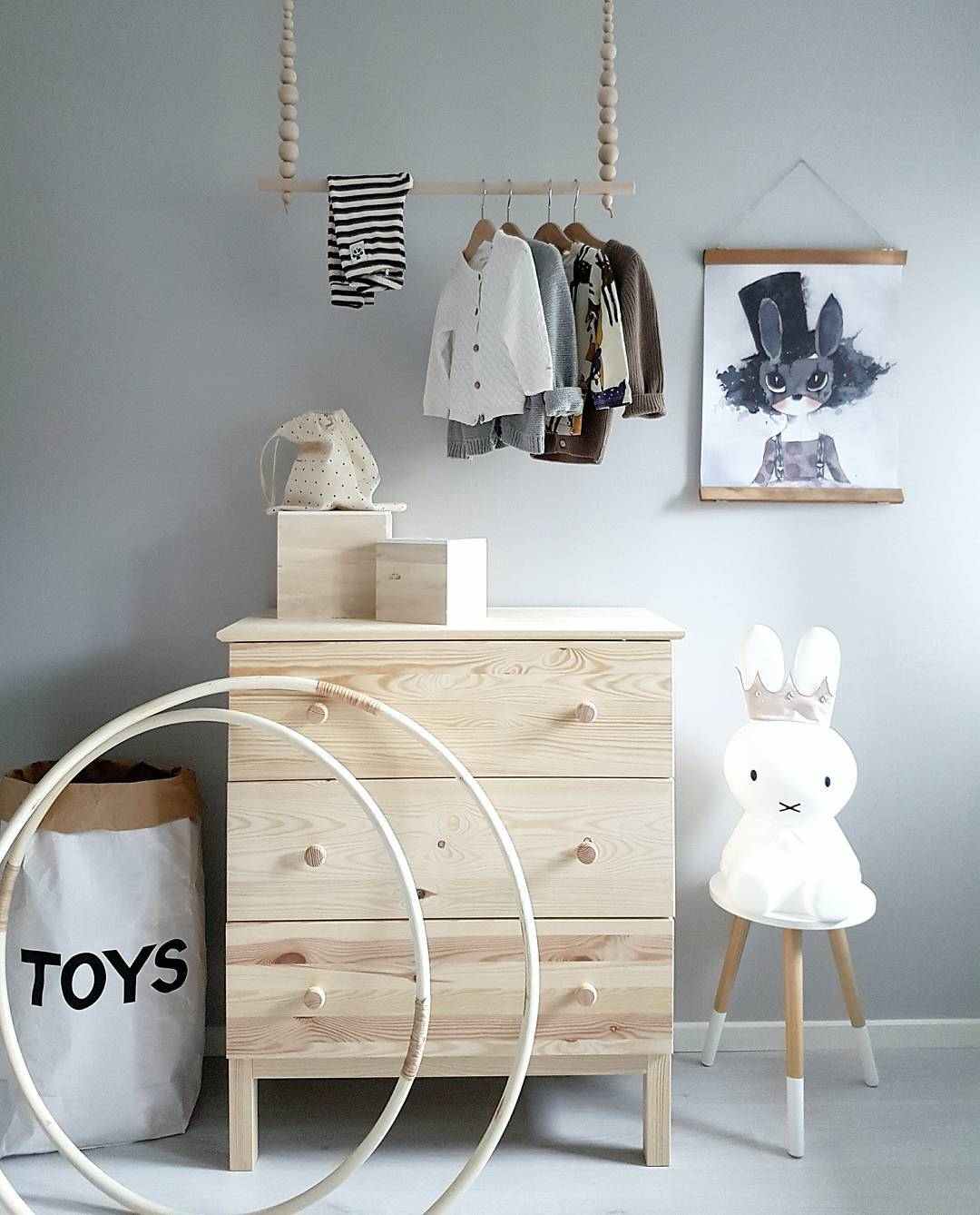 Garderober barnrum bygger själv Träskåp grå väggfärg levande trender