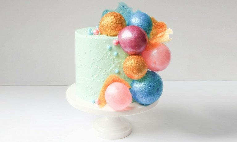 Gelatinbollar med glittereffekt som dekoration på en liten kaka