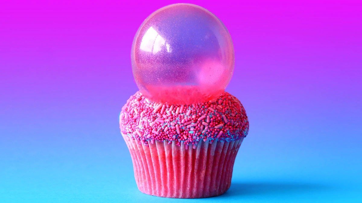 Cupcake -idé med en hemlagad bubbla och strössel som tårtdekoration