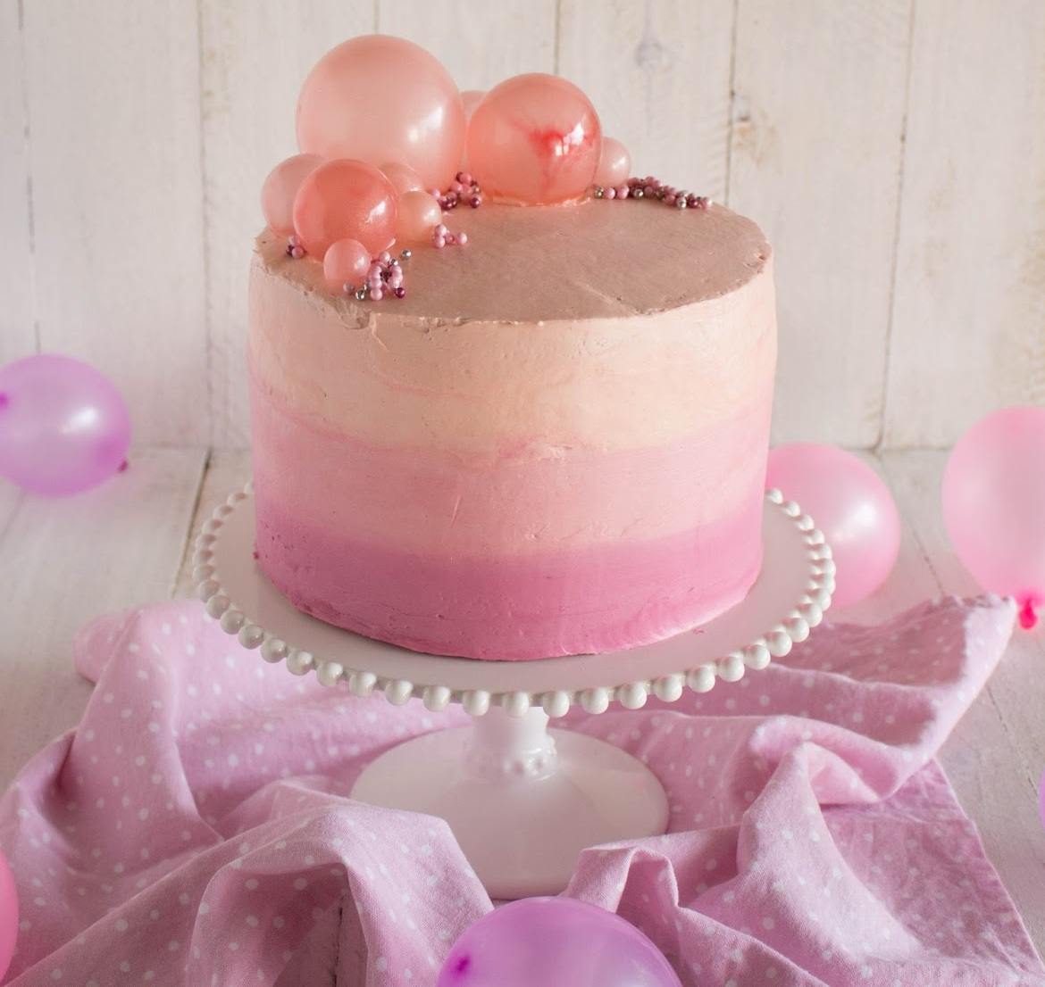 Romantisk ombre -tårta i rosa med gelébubblor som tårtdekoration